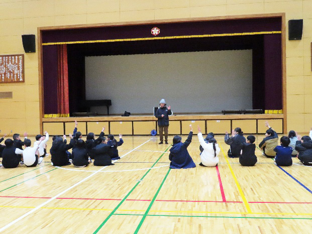 渡猛　小学校アウトリーチ｜コミュニケーションが楽しくなる、即興演劇ワークショップ